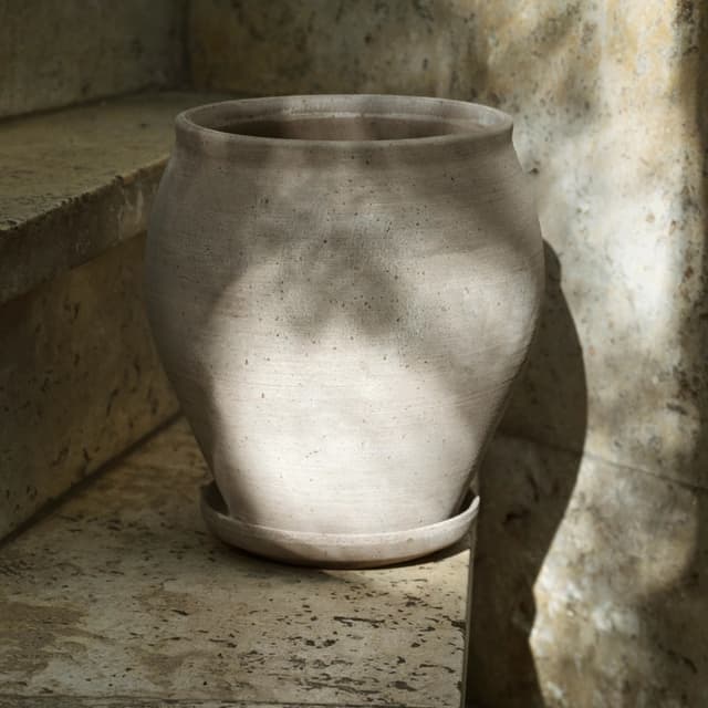 Delphi Ruukku aluslautasella Raw Grey Ø20