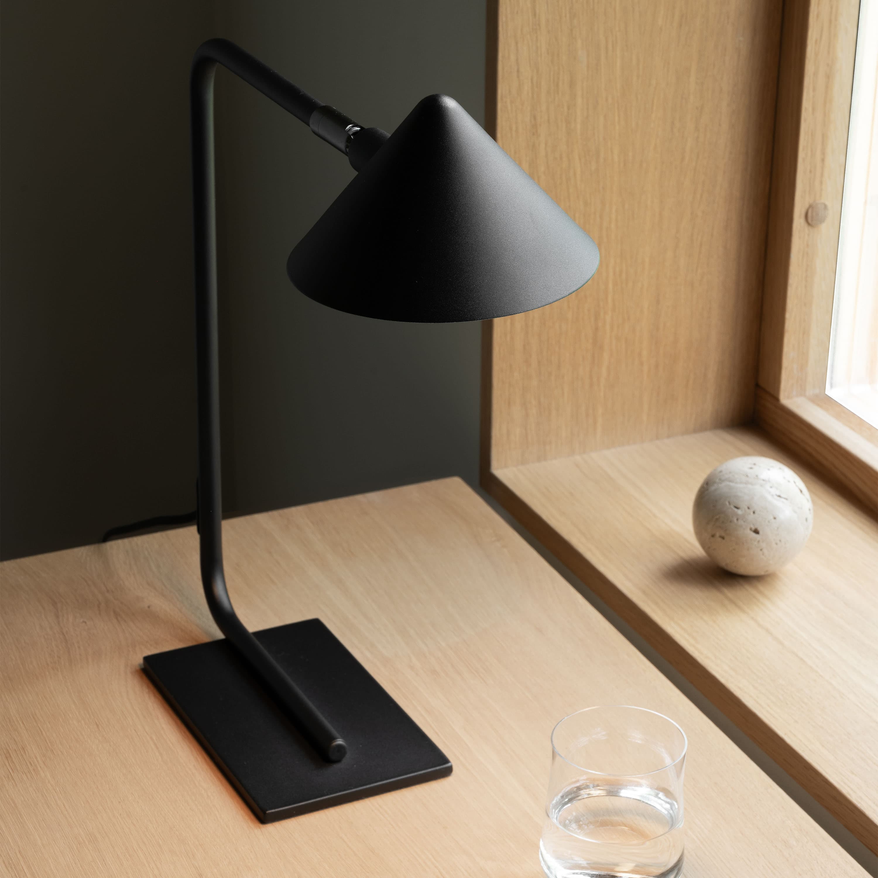 Kuro Pöytävalaisin Black 40cm