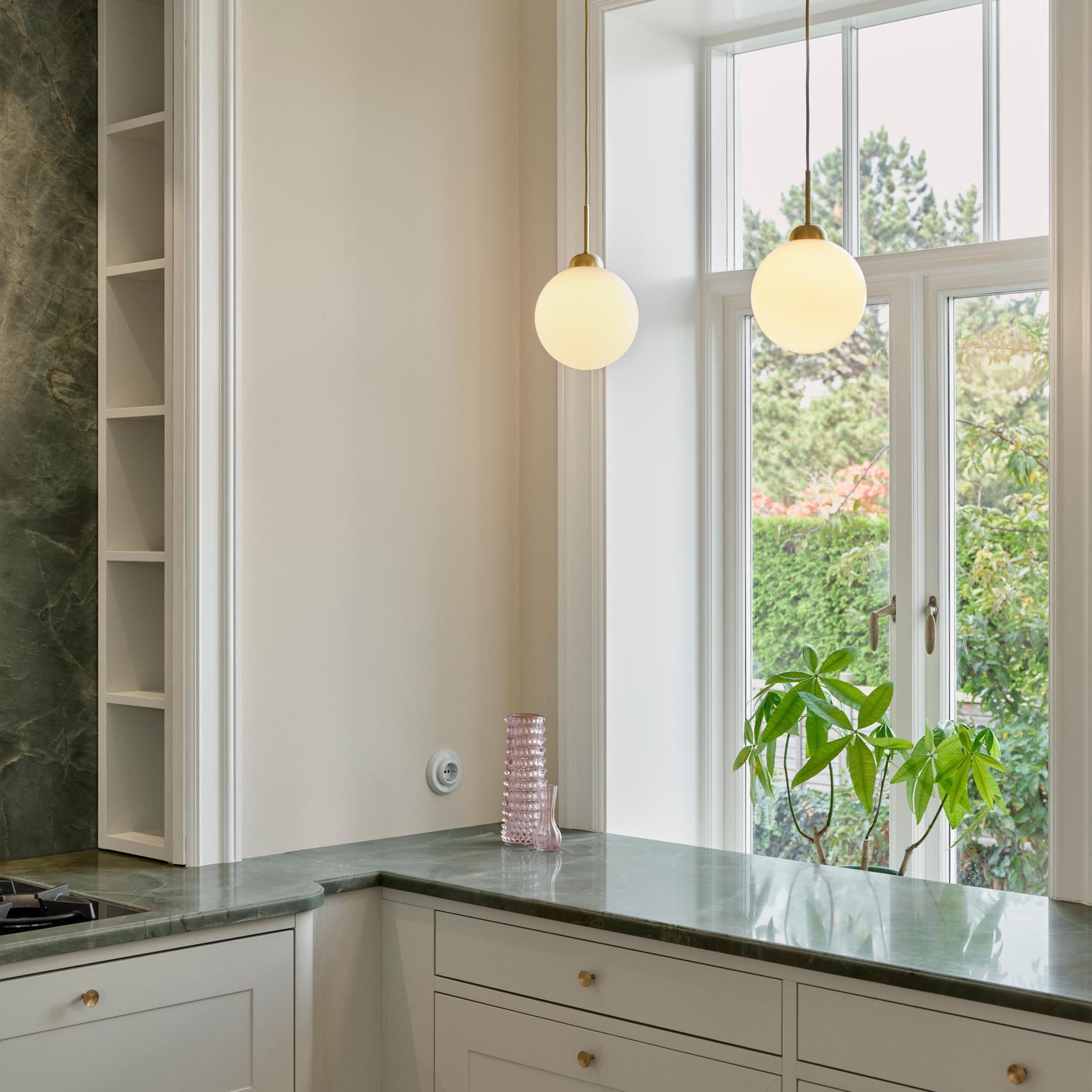 Apiales 1 kattovalaisin Brushed Brass/Opal Large