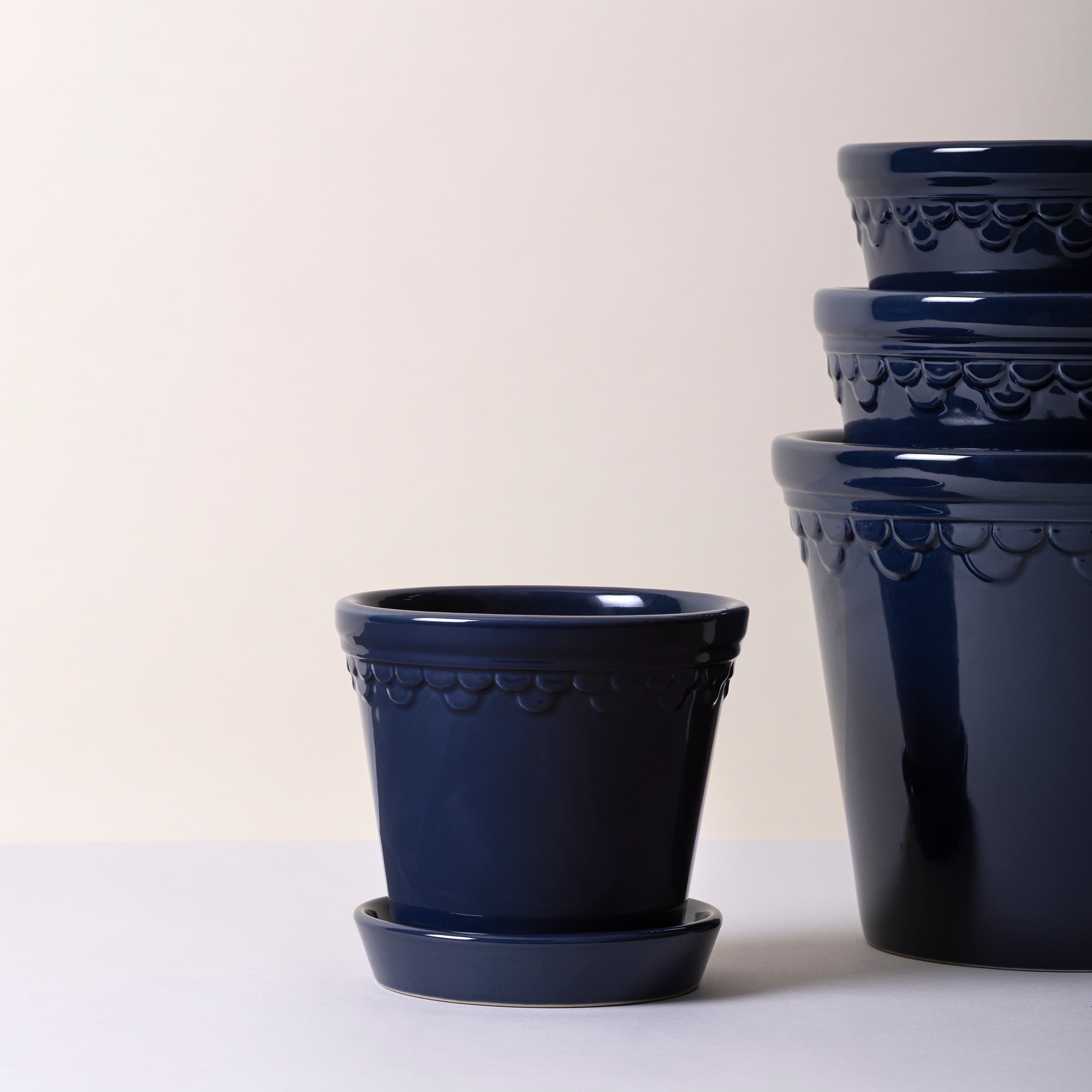 Københavner‑ruukku aluslautasella lasitettu Sapphire Blue Ø18