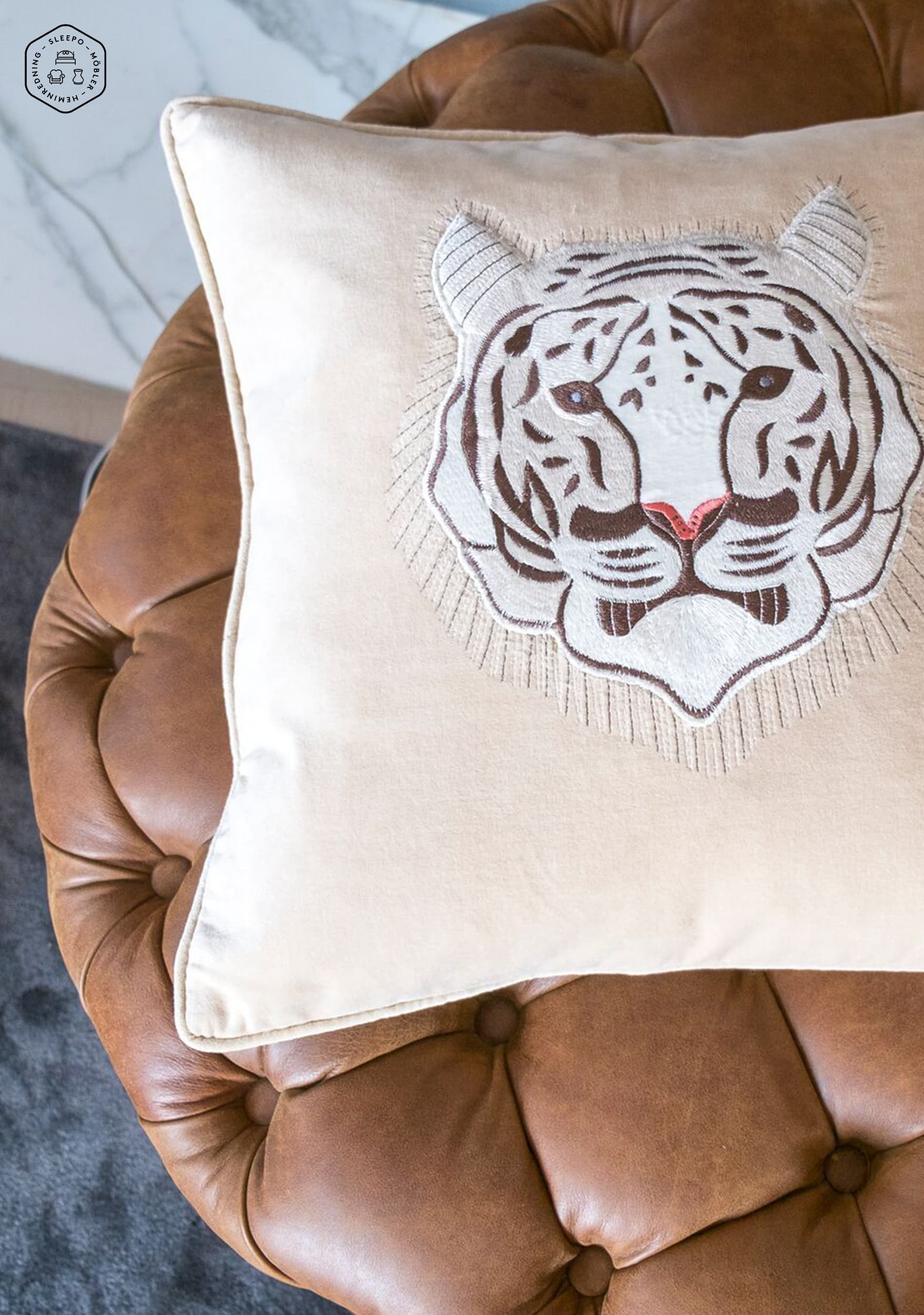 Brodeerattu White Tiger Tyynynpäällinen Sametti Beige 50x50