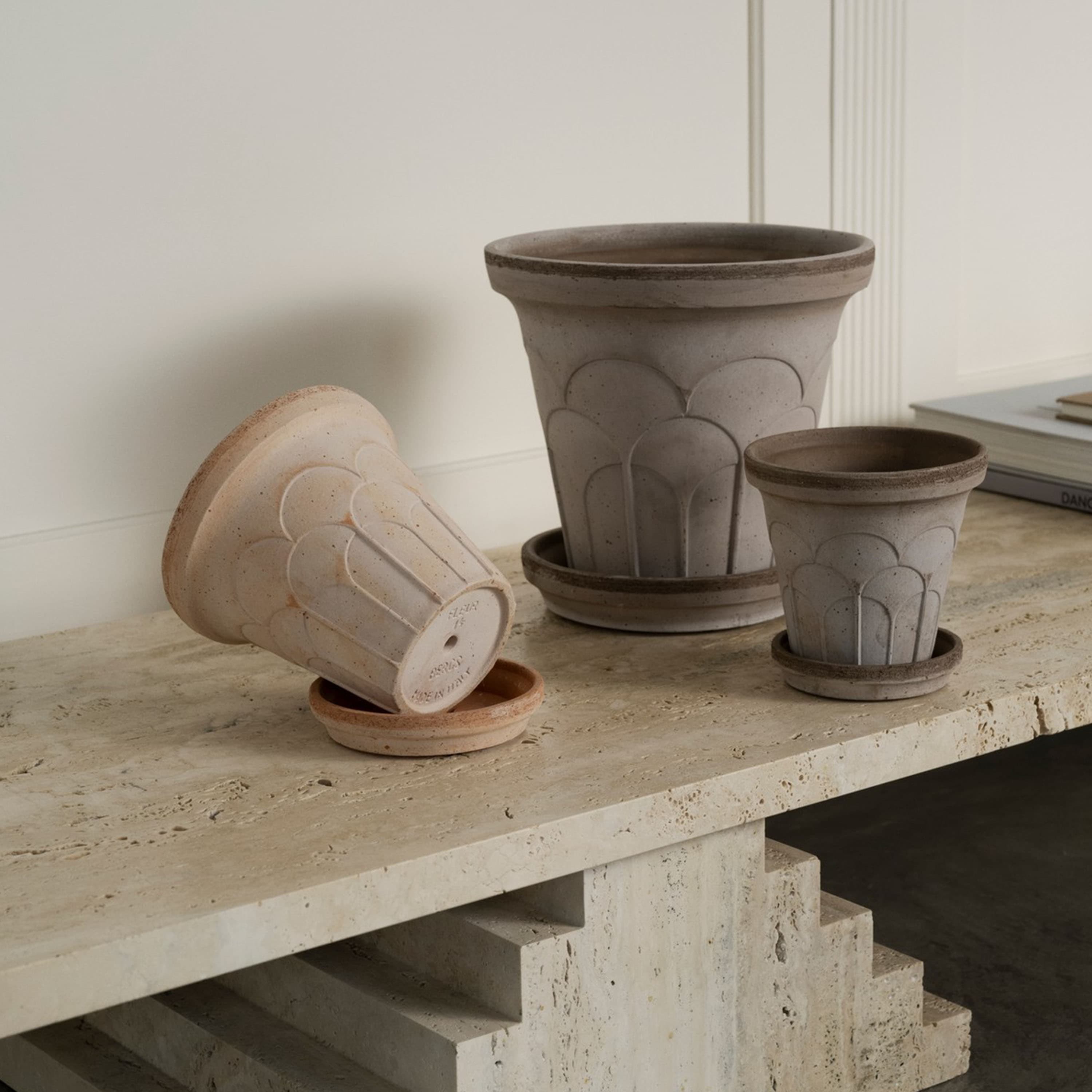 Fleur Ruukku aluslautasella Raw Grey Ø21