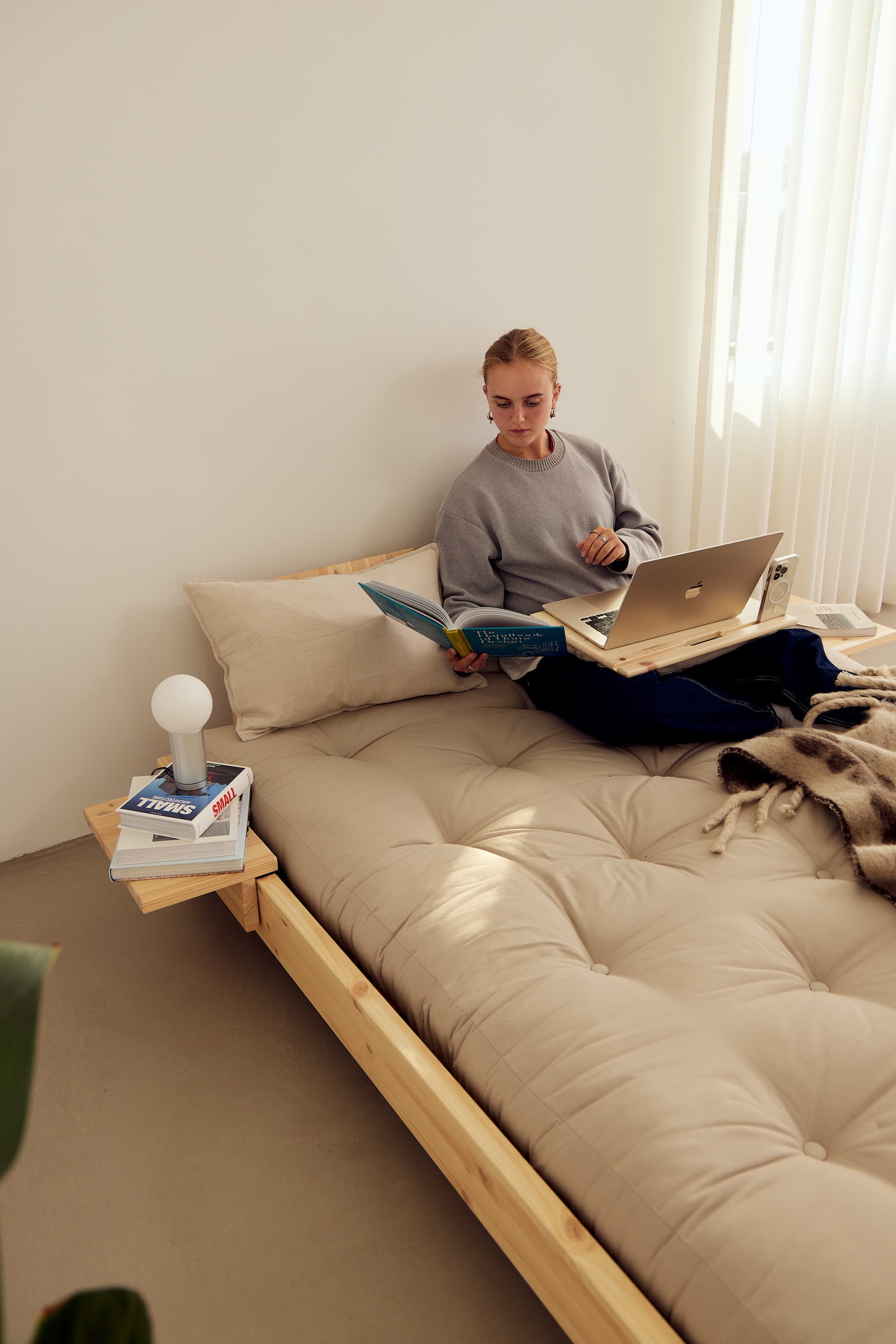 Social Vuodesohva Luonnonväri/Beige 140cm sis. 2 Selkänojaa/Sivupöytä