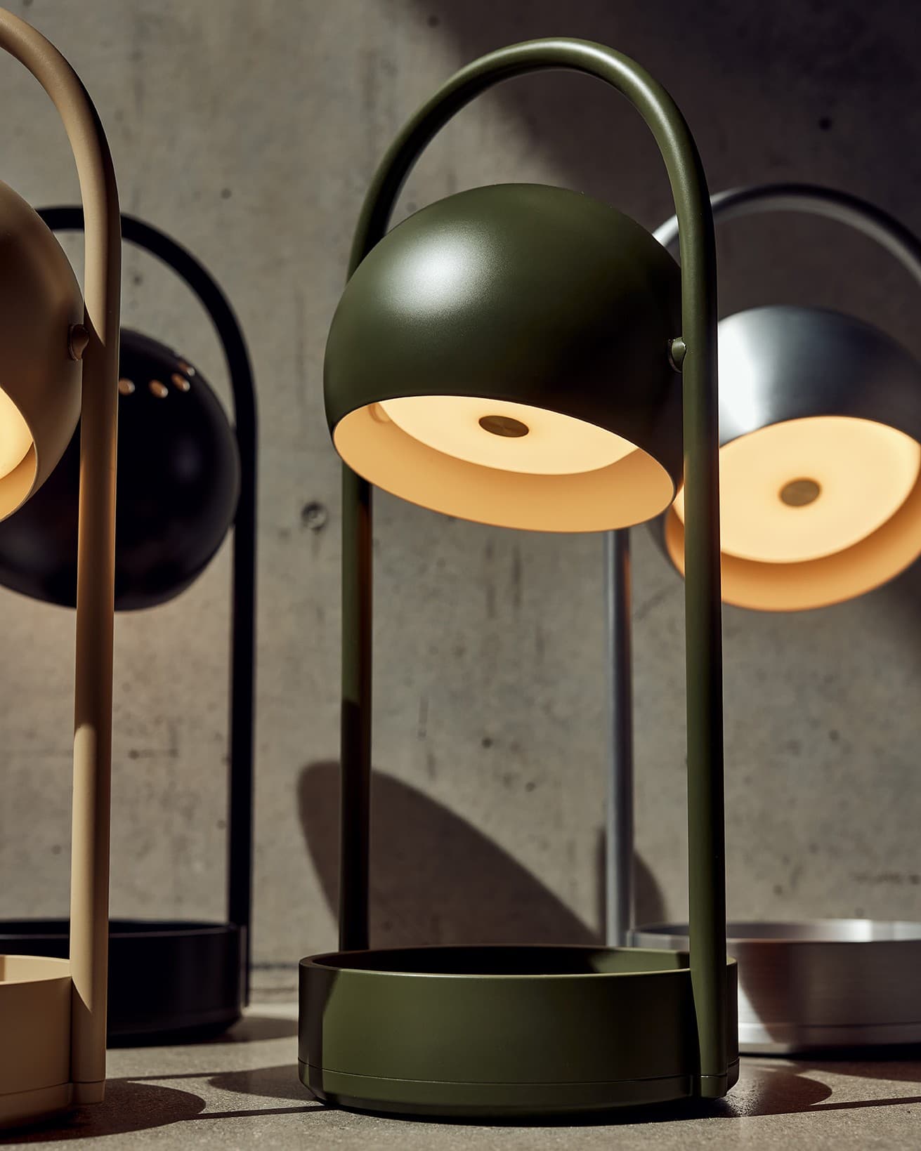 Pallomainen kannettava pöytävalaisin musta 32 cm