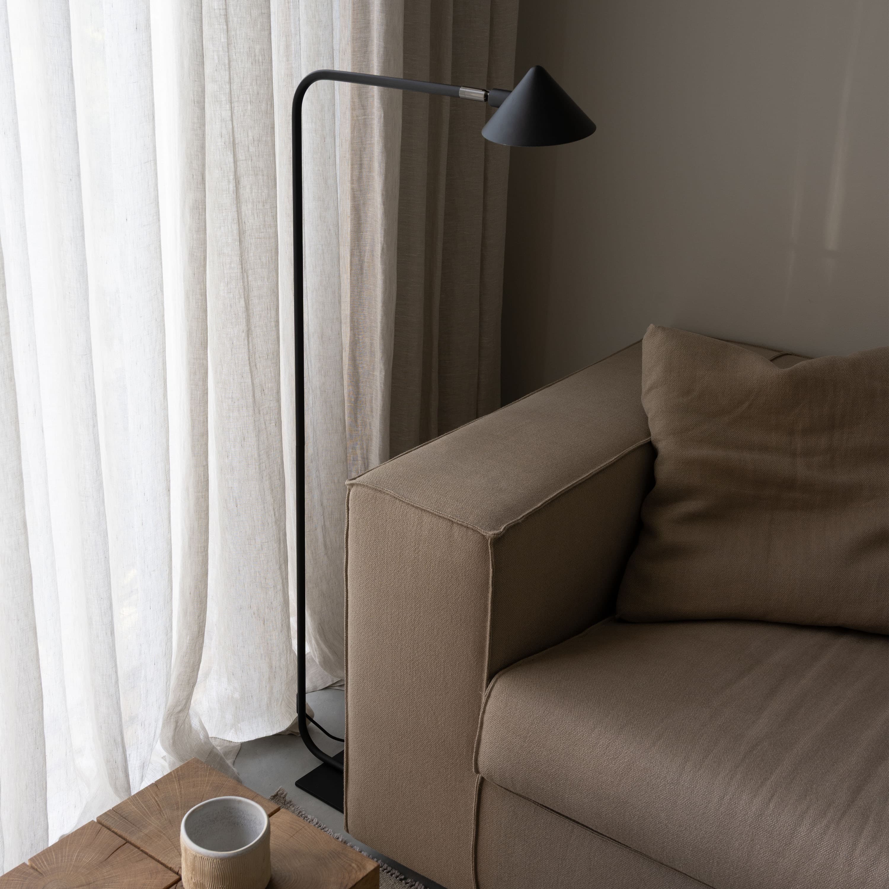 Kuro Lattiavalaisin Black 120cm