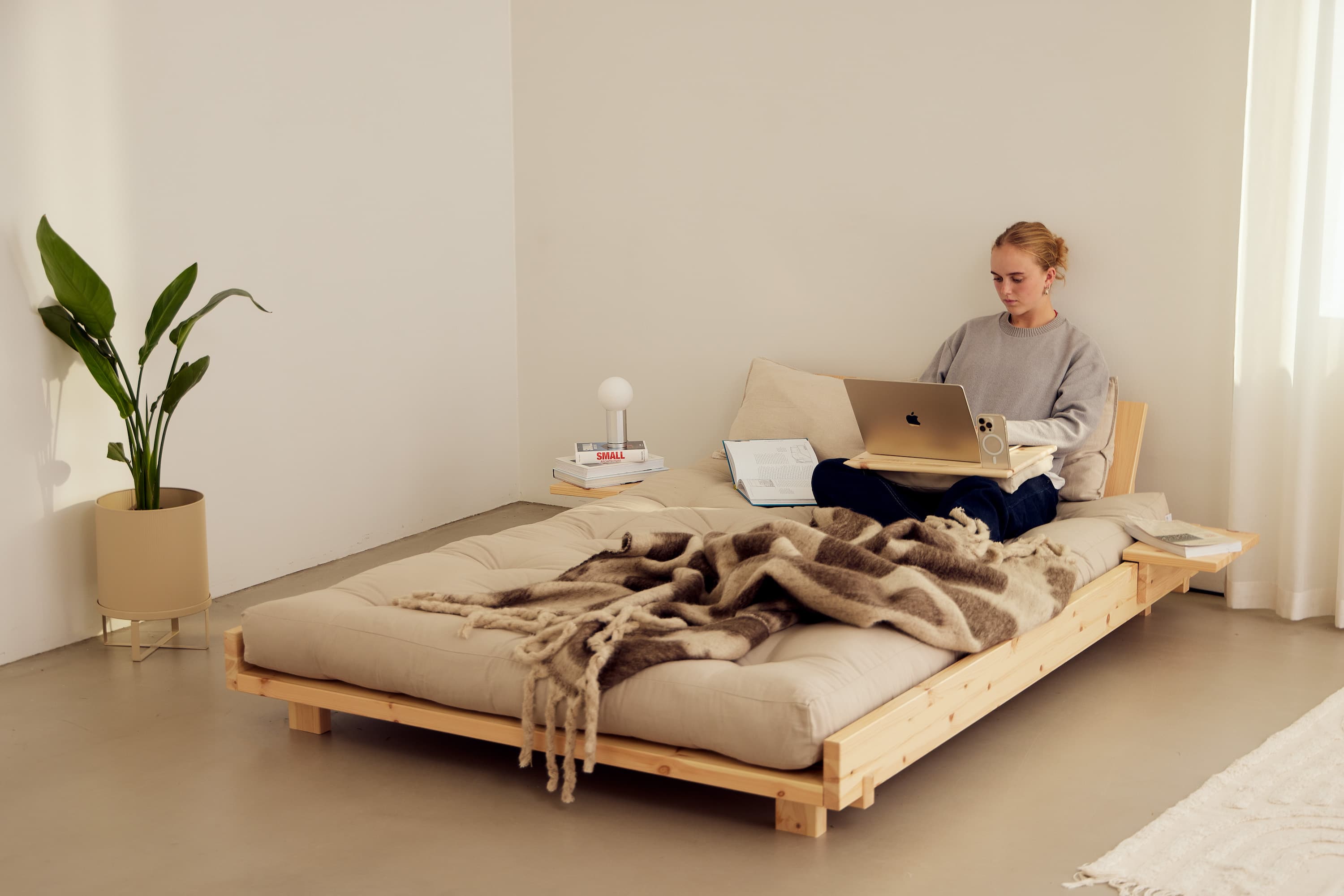 Social Vuodesohva Luonnonväri/Beige 140cm sis. 2 Selkänojaa/Sivupöytä