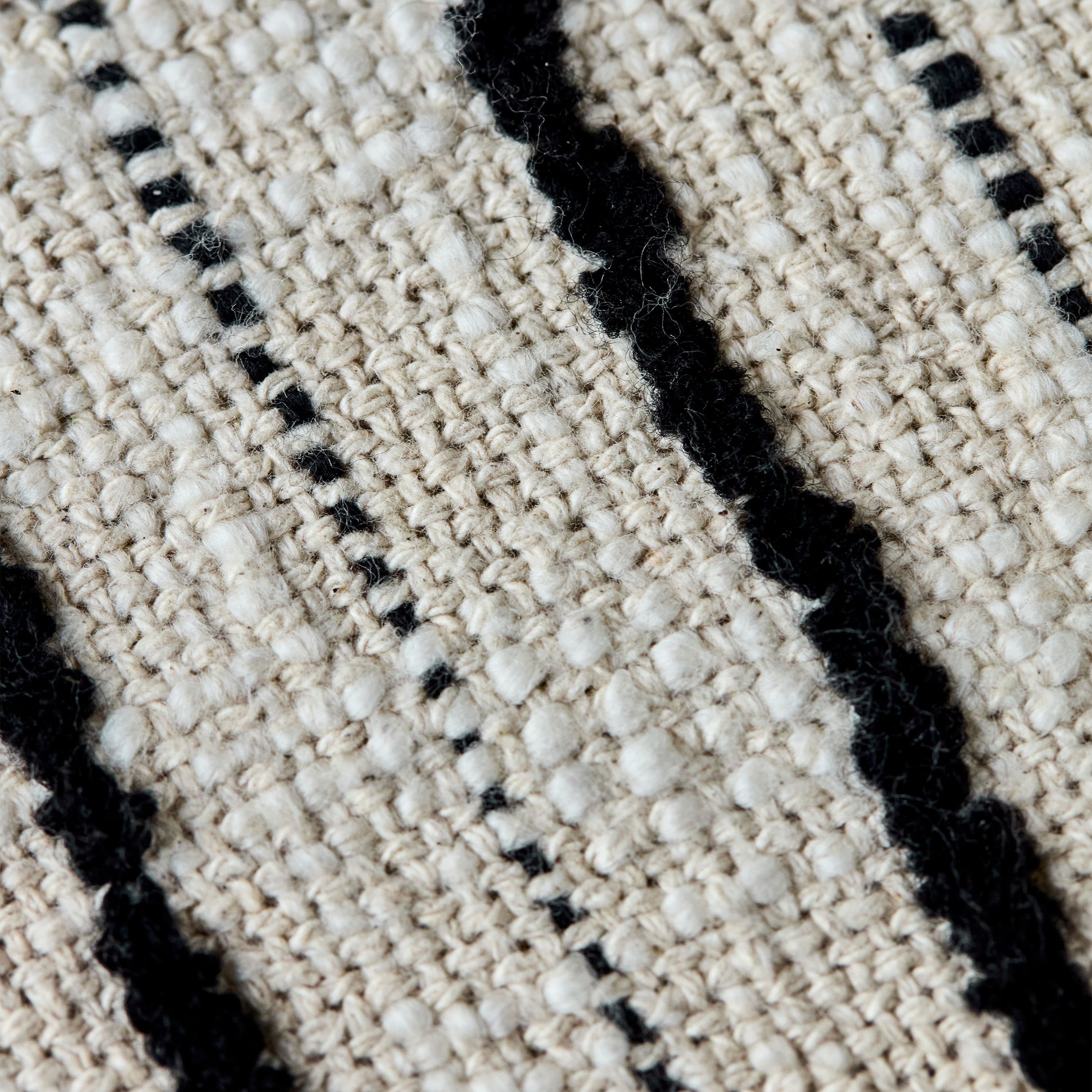 Lines Tyynynpäällinen Musta/Off-white 50x50