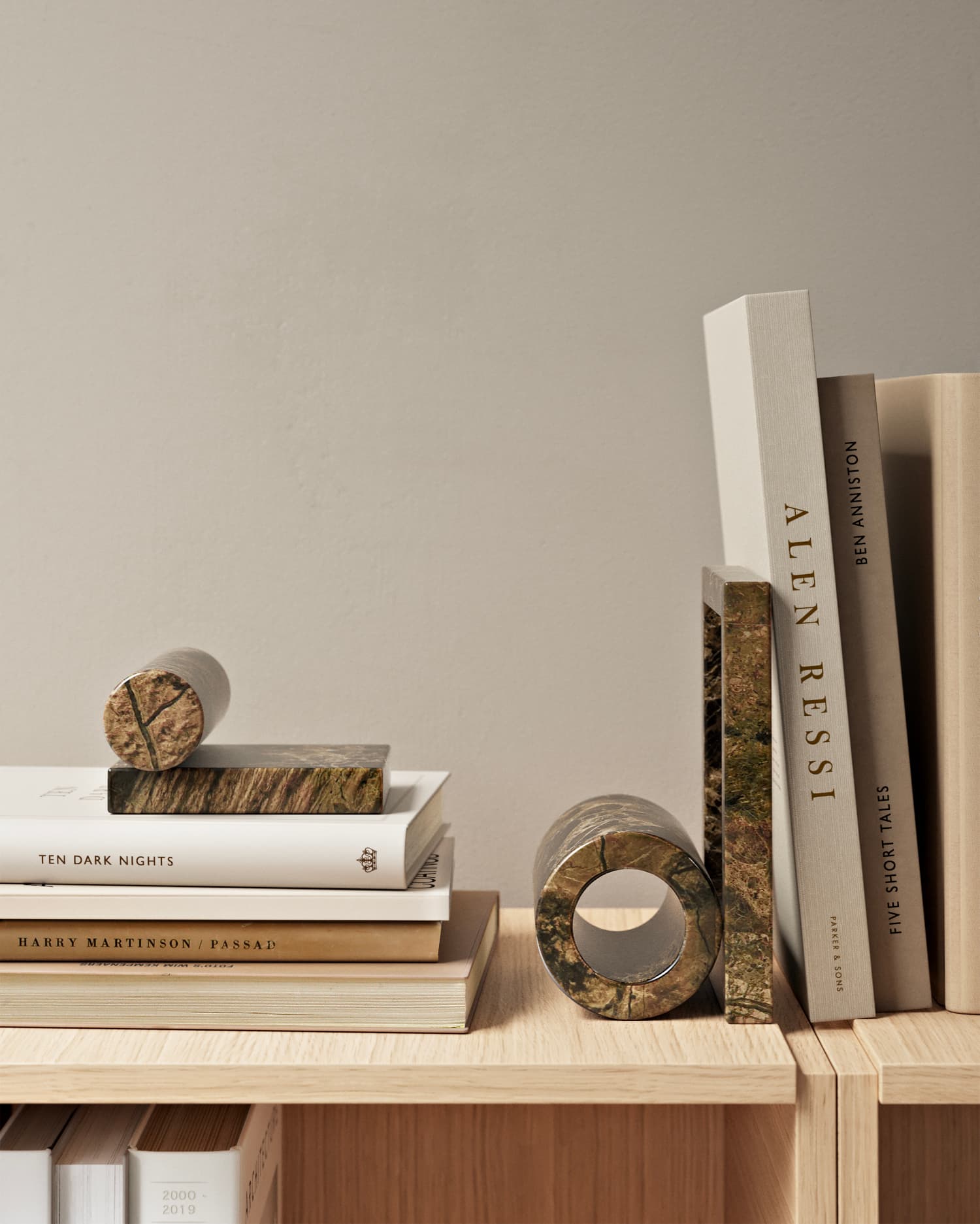 Booknd kirjatuki brown marble