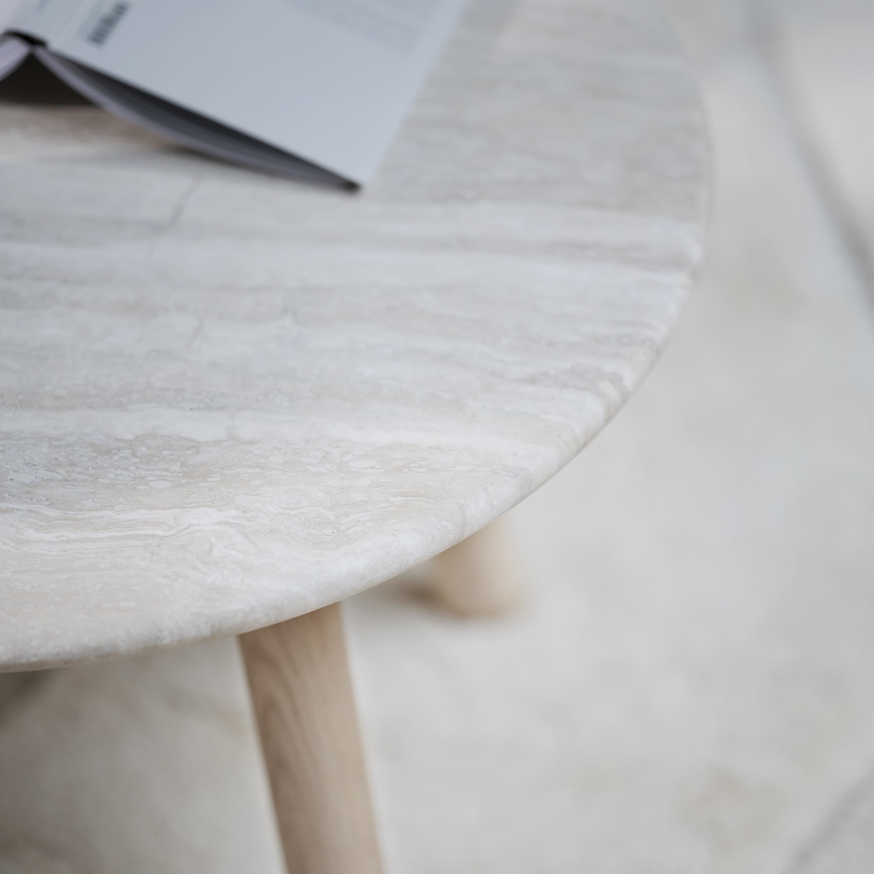 Taransay Soffbord Beige Travertin/Vitpigmenterad Ek Ø90