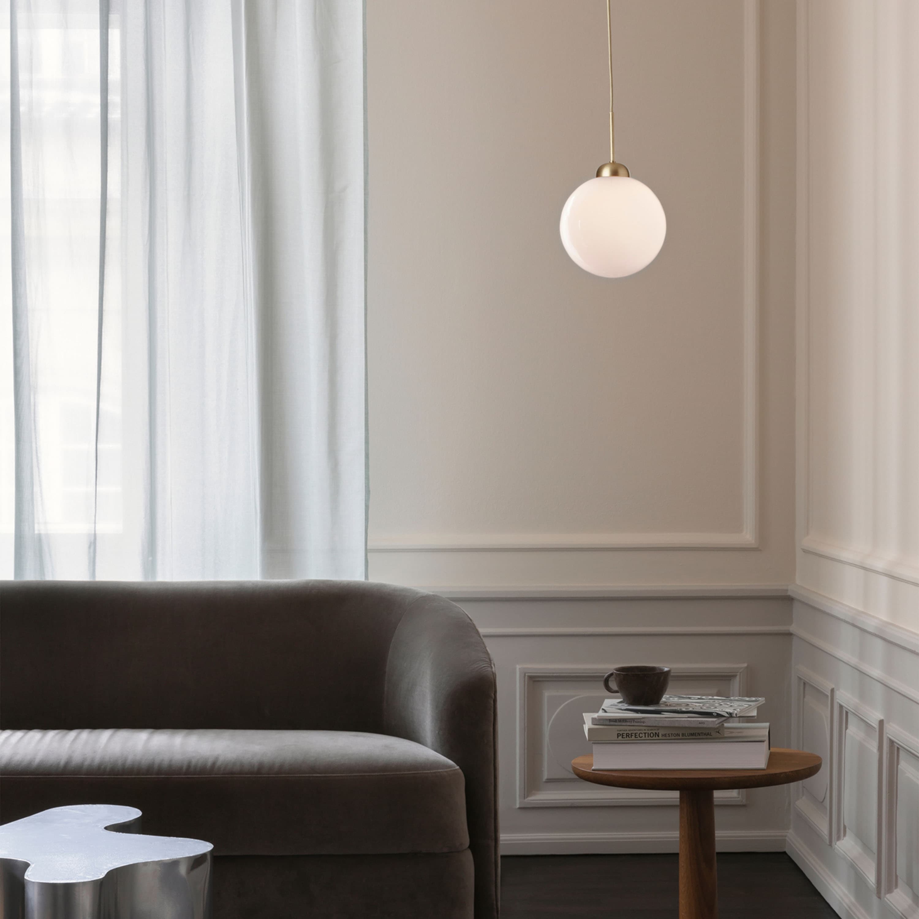 Apiales 1 kattovalaisin Brushed Brass/Opal Large