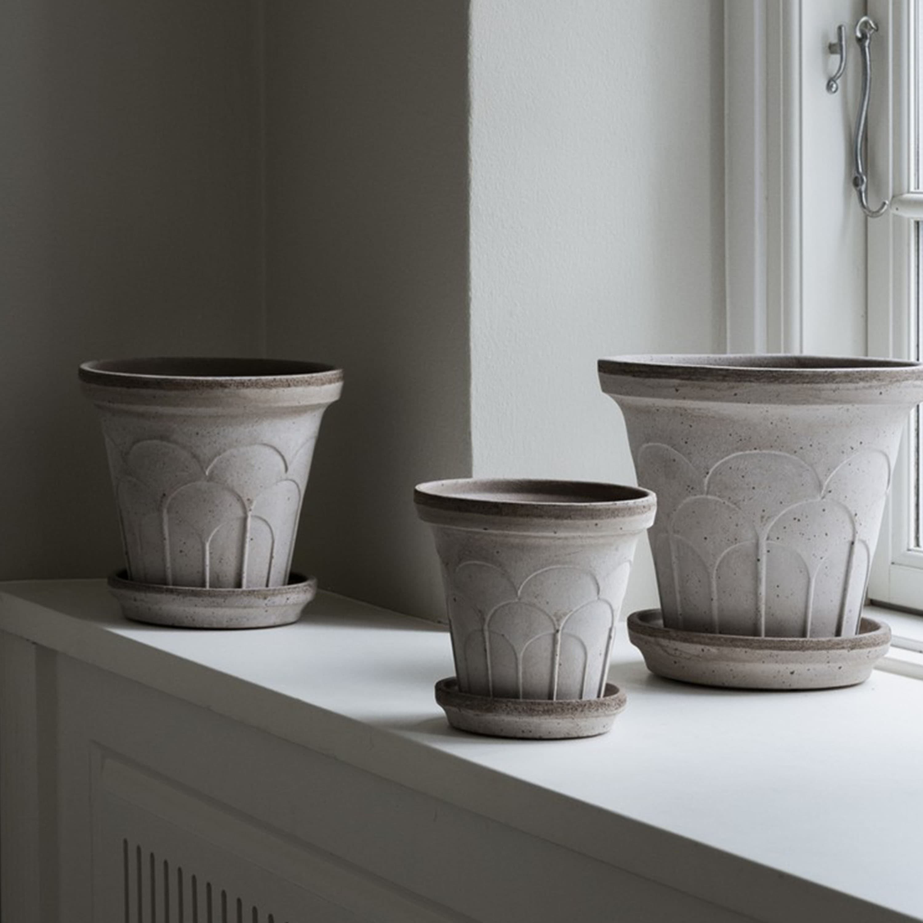 Fleur Ruukku aluslautasella Raw Grey Ø18
