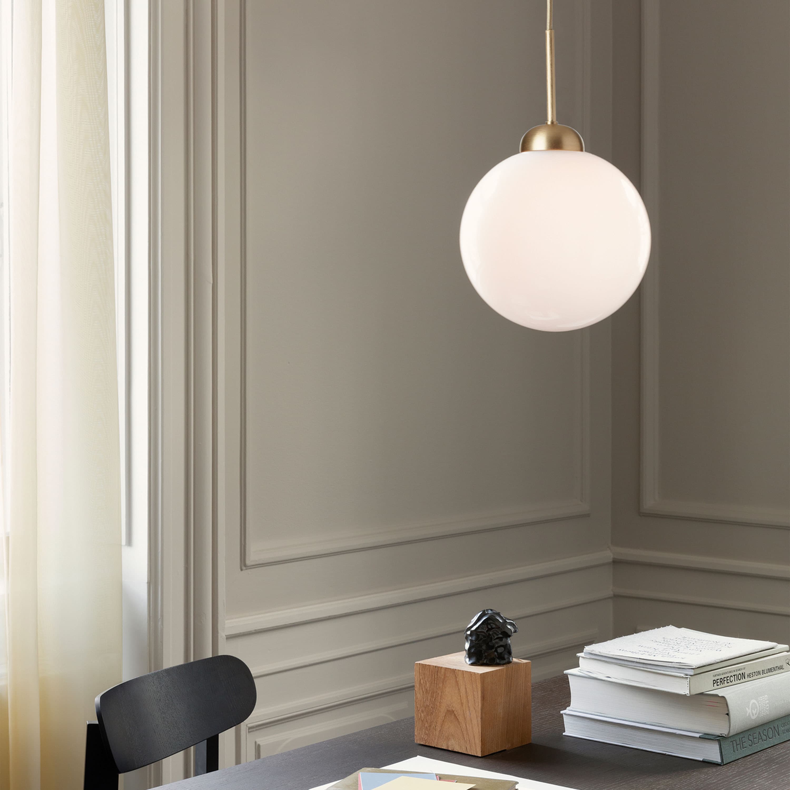 Apiales 1 kattovalaisin Brushed Brass/Opal Large