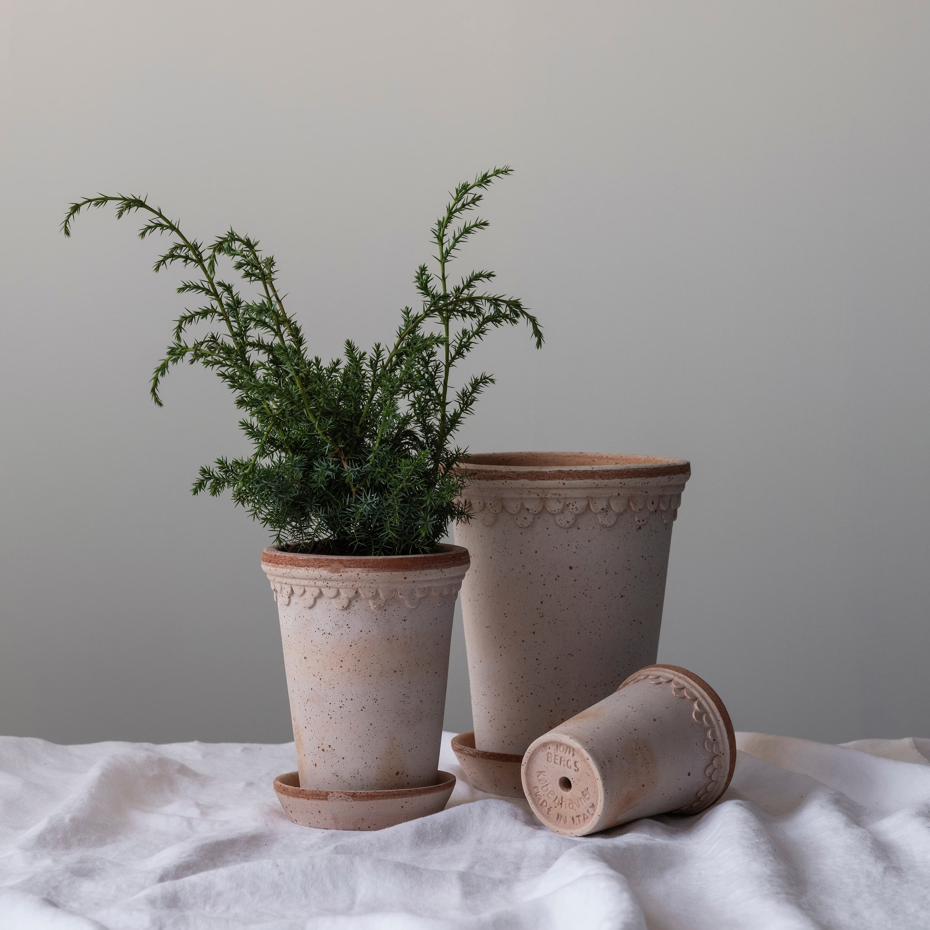 Copenhagen Tall -ruukku lautasella Raw Pink Terracotta Ø14