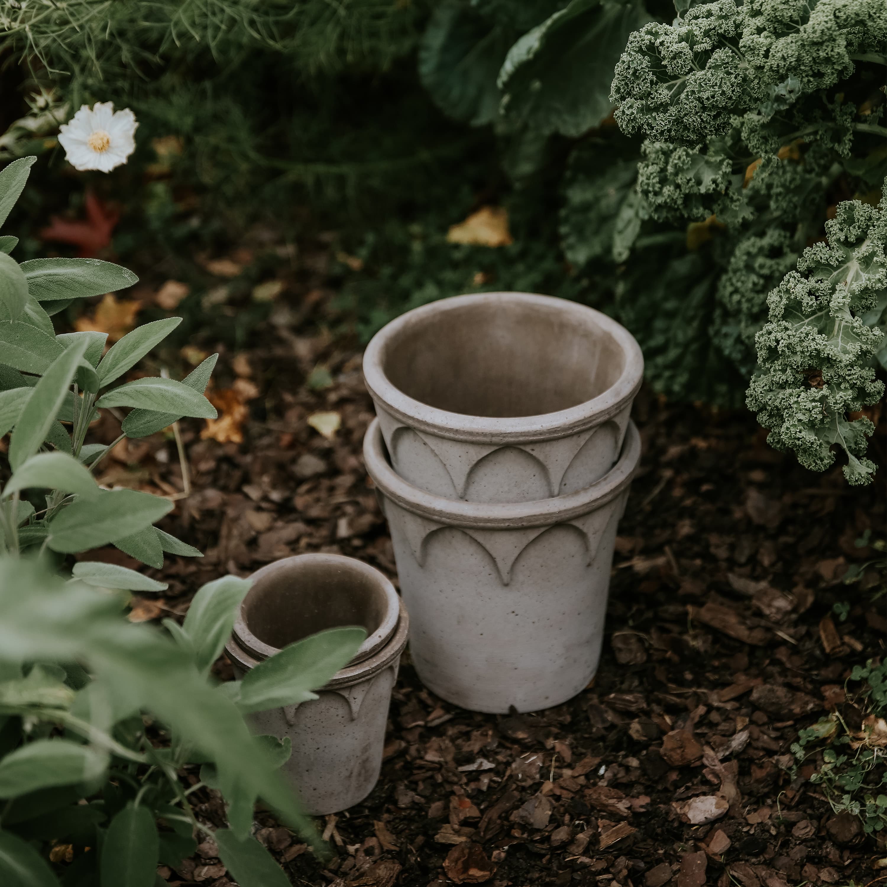 Elizabeth‑ruukku aluslautasella Raw Grey Terrakotta Ø25