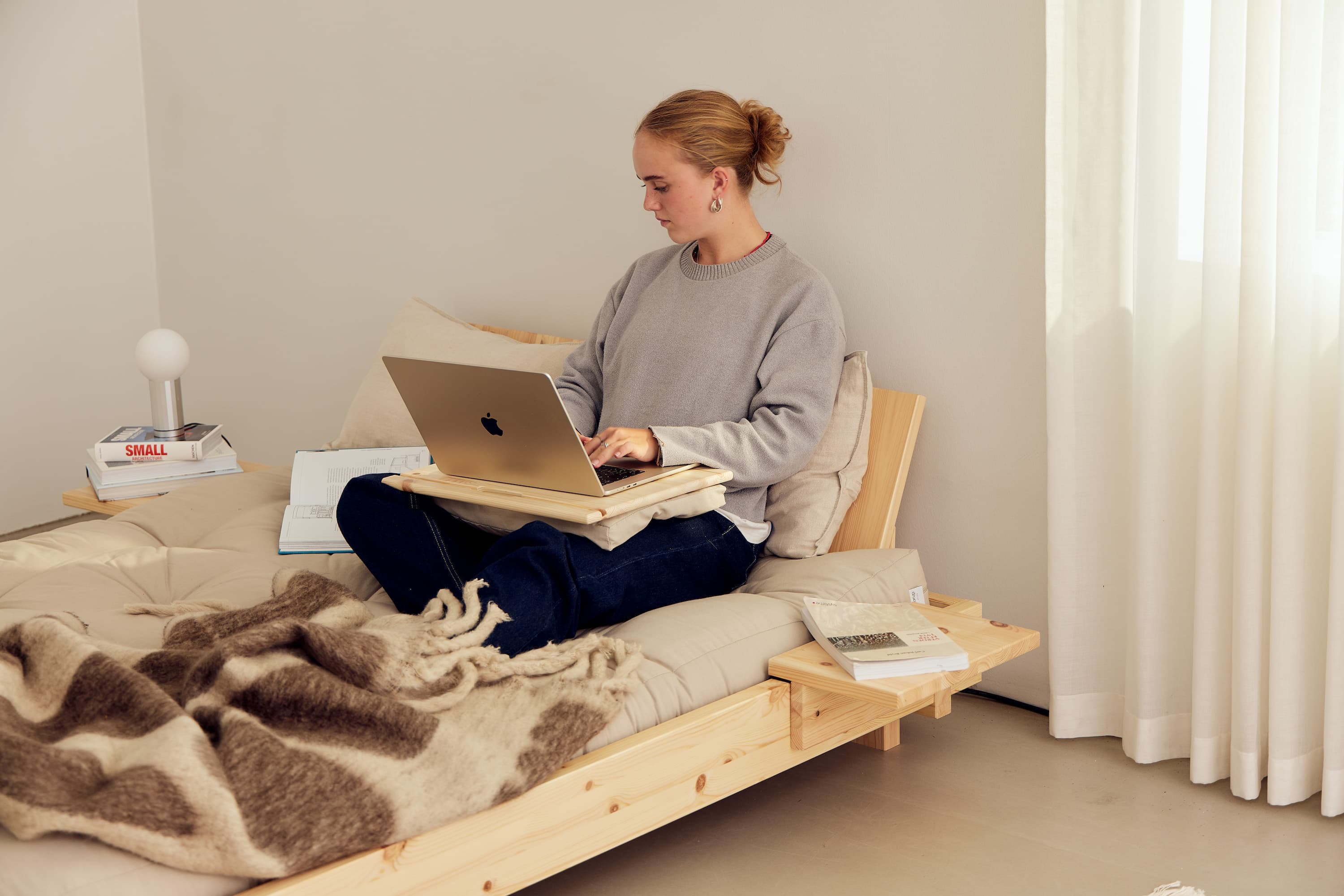 Social Vuodesohva Luonnonväri/Beige 140cm sis. 2 Selkänojaa/Sivupöytä