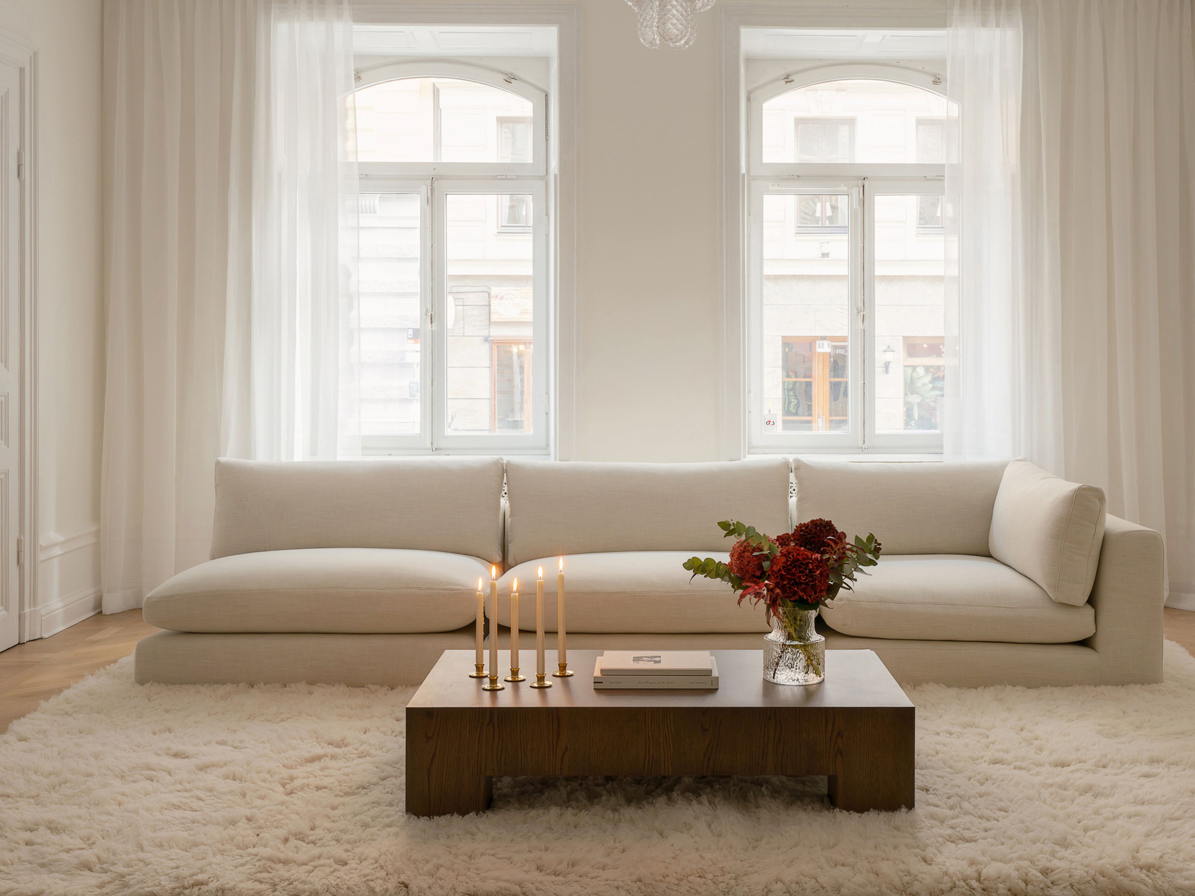 Capri modulsoffa i beige tyg med Fluffy Flokati ullmatta och Chunky soffbord i brunbetsad ek